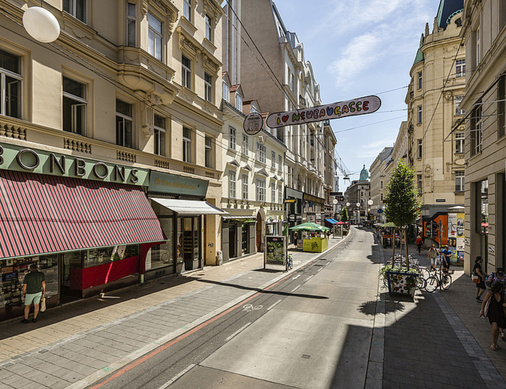 Винные улицы. Экстерьер улицы. Пешеходная улица в центре вены. Винная улица.